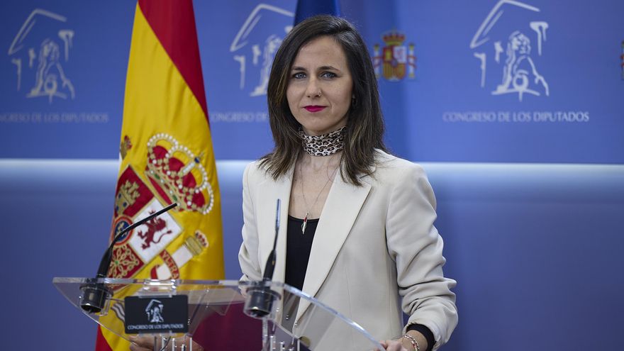 La secretaria general de Podemos, Iones Belarra, durante una rueda de prensa, en el Congreso de los Diputados, a 4 de marzo de 2026, en Madrid (España).