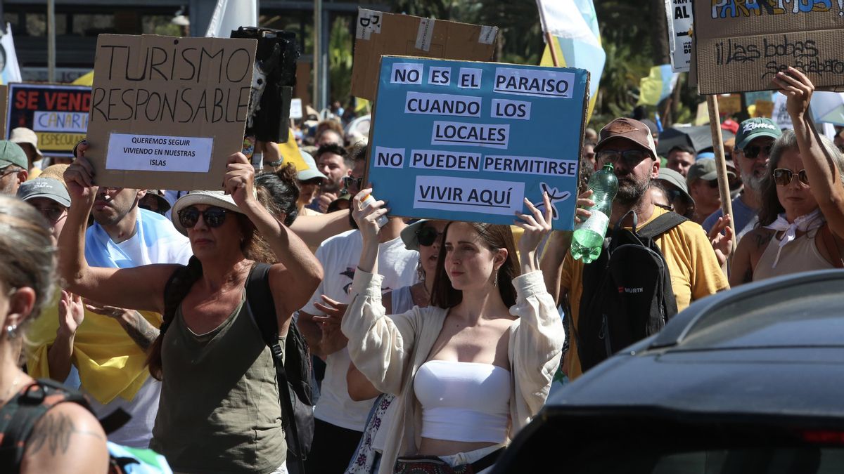 Miles de personas han protestado este domingo en Gran Canaria contra el modelo económico de las islas