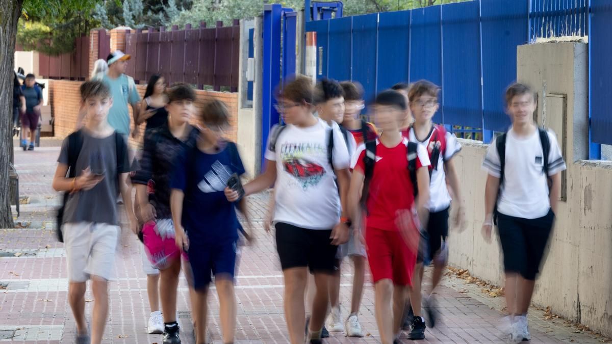 Un grupo de alumnos de camino al instituto, a 8 de septiembre de 2026, en Móstoles, Madrid (España)