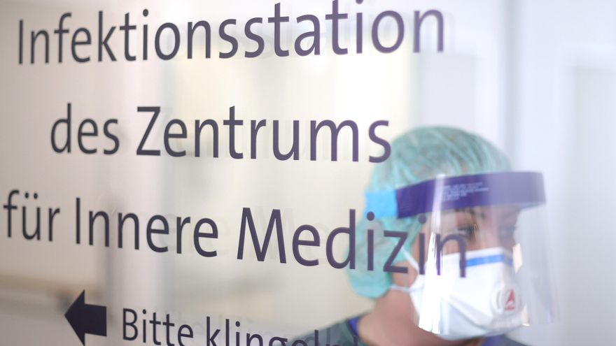 Una enfermera en el Hospital Universitario de Essen, Alemania. EFE/EPA/FRIEDEMANN VOGEL