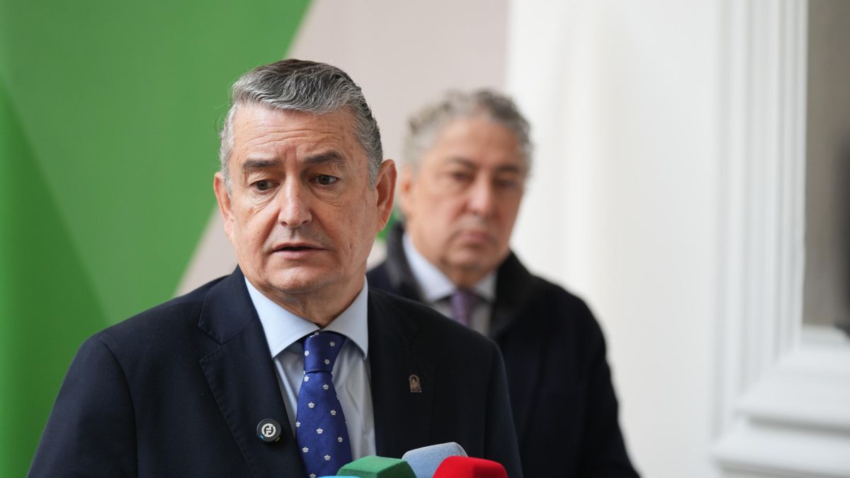 El consejero andaluz de Sanidad, tras la tercera causa judicial por los contratos a dedo: "Van a recibir el mismo palo" que Amama