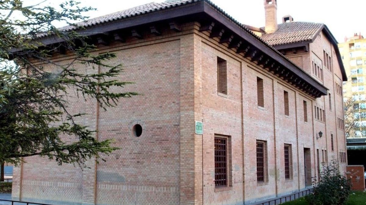 Imagen de la fachada de la Biblioteca Pública de Huesca, que gestiona el Gobierno de Aragón.