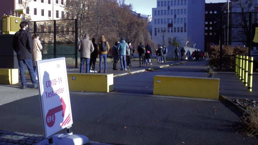 Varias personas hacen cola en un centro habilitado en Berlín para realizarse el test PCR. EFE/María Alonso Martos/Archivo