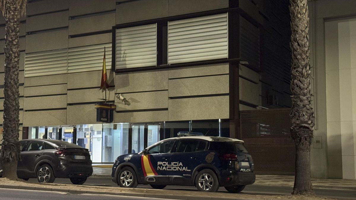 Un coche policial frente a la comisaría de la Policía Nacional de Don Benito (Badajoz)