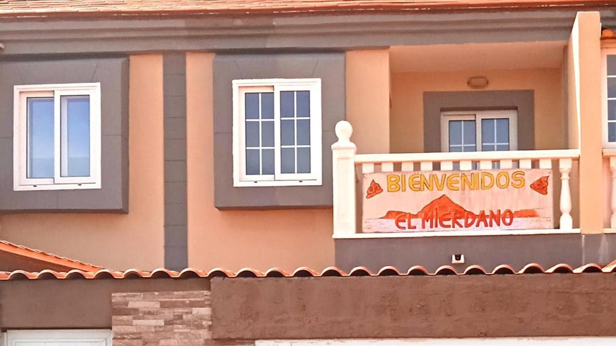 Una pancarta en una casa de El Médano en la que se puede leer "Bienvenidos a El Mierdano"