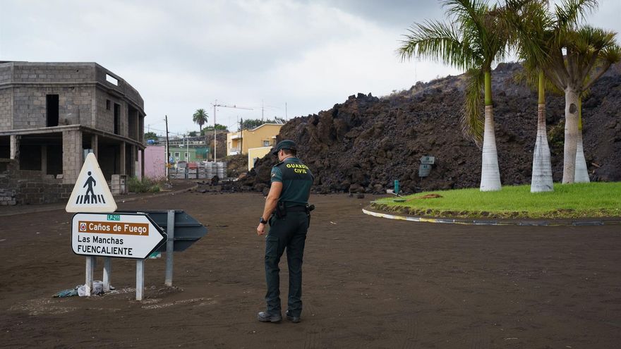 Un agente de la Guardia Civil acordona la zona ante el avance la lava en el barrio de Todoque, en La Palma