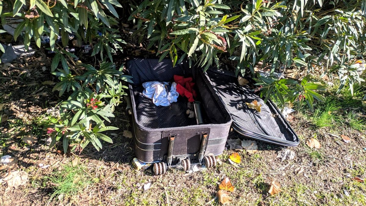 Una maleta abierta junto al resto de pertenencias de Sandu y María, en la M-30