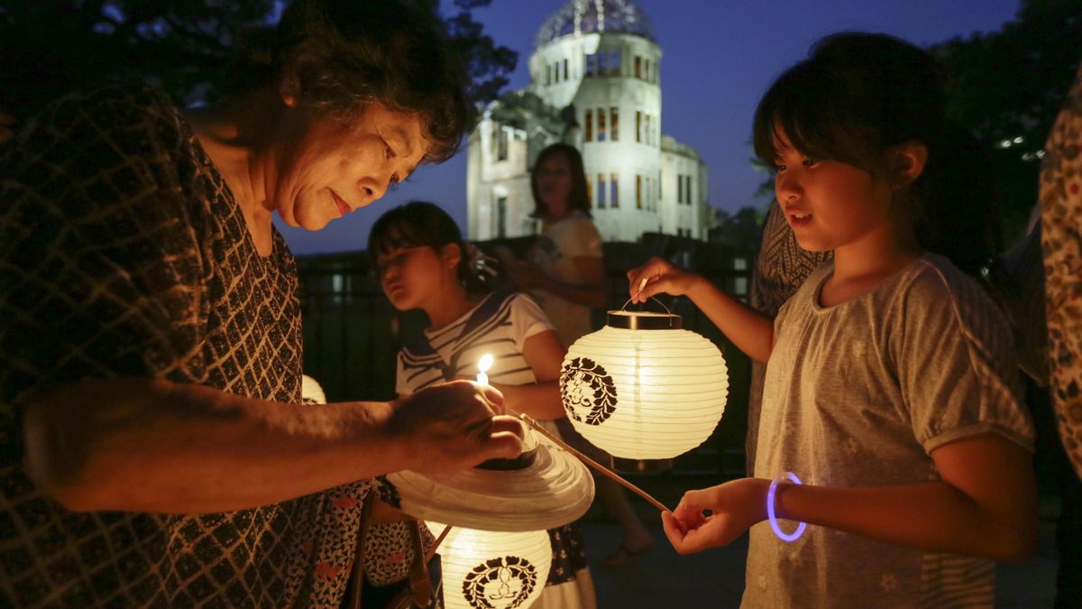 Preparación de las linternas para una procesión de homenaje a los muertos a causa de las bombas atómicas en Hiroshima, frente a la cúpula cuyas ruinas permanecen en pie como recordatorio y memorial