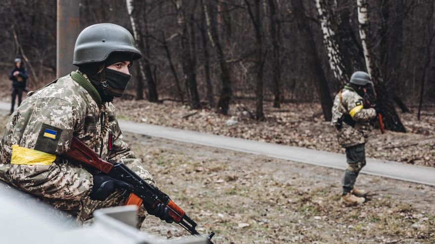 Dos soldados ucranianos vigilando una carretera durante la evacuación de los civiles en Irpin (Ucrania).