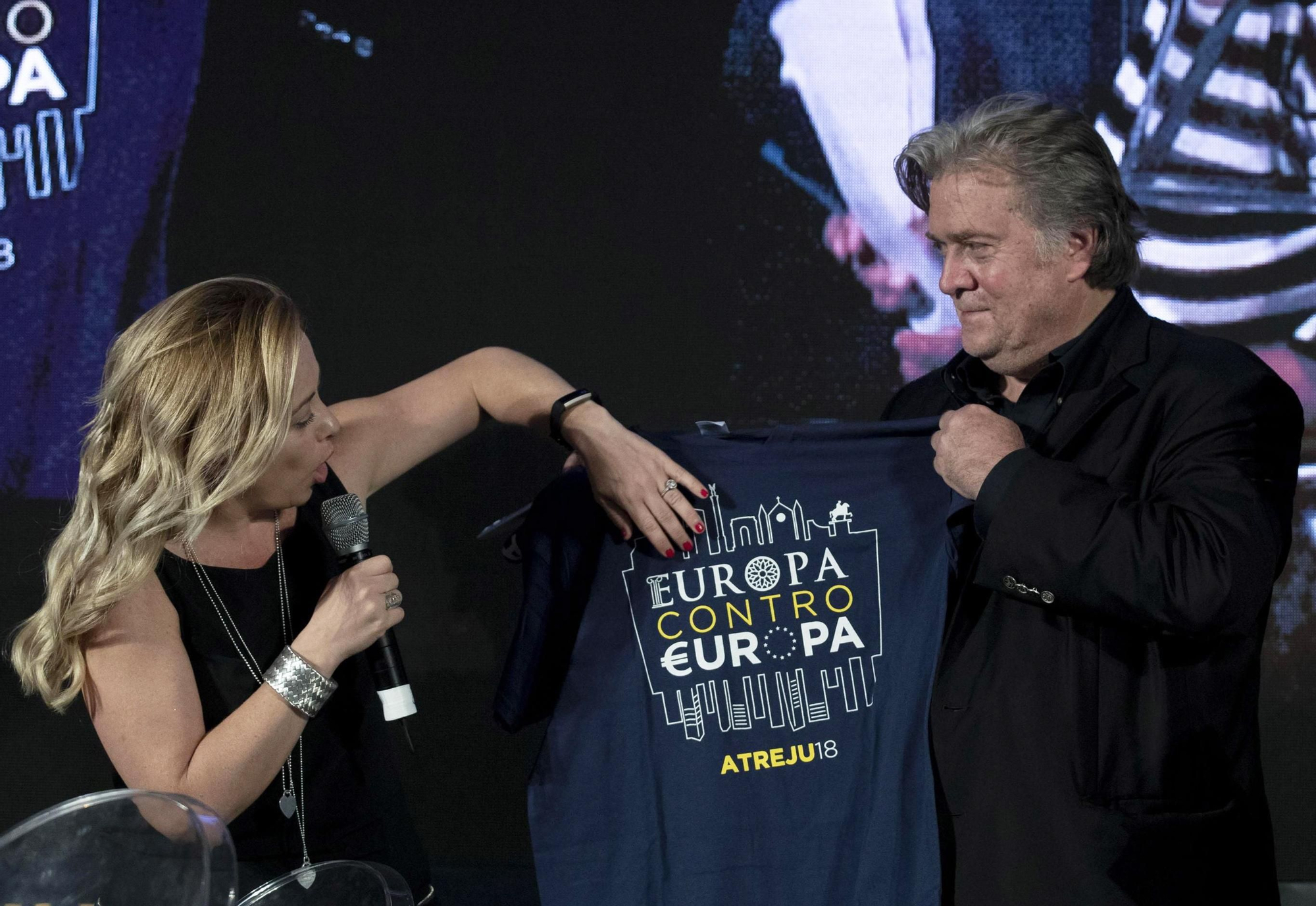 Bannon y la actual primera ministra italiana, Giorgia Meloni, en un evento de Fratelli d'Italia en 2018