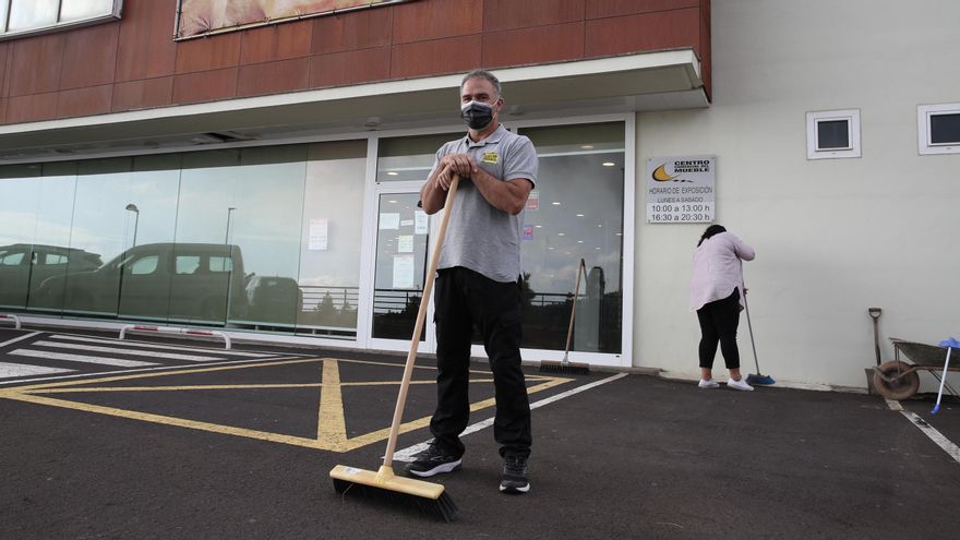 Rafael, encargado del Centro Comercial del Mueble, en El Paso.