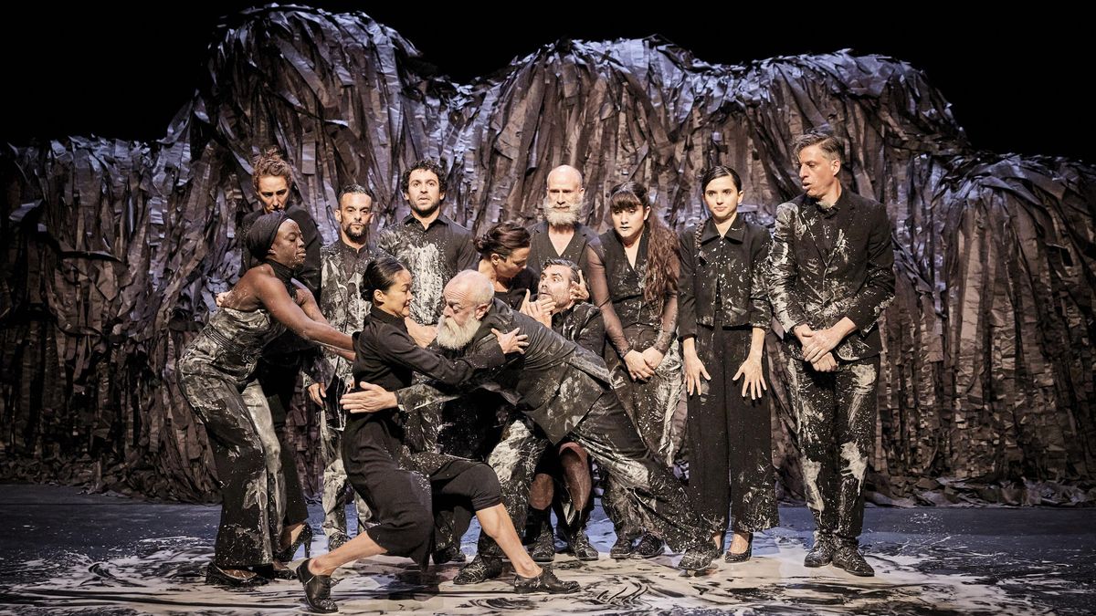 Momento de la representación de 'Qui som?