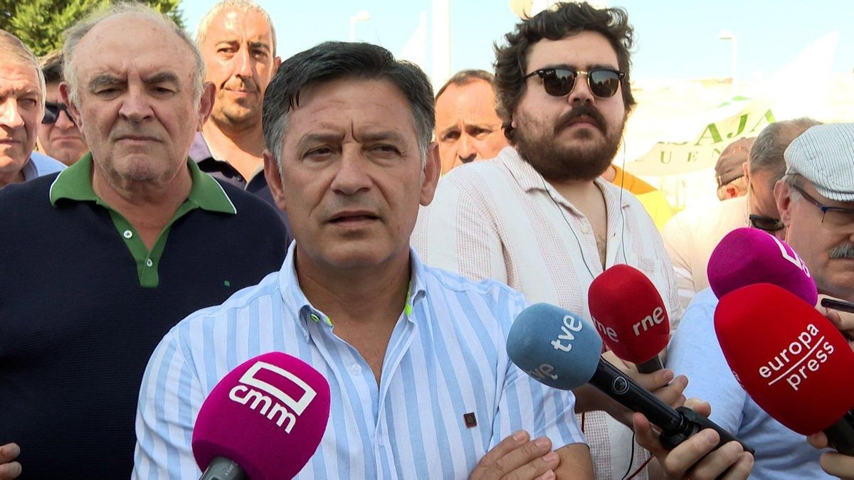 El secretario regional de UPA, Julián Morcillo, en primero plano, y el presidente regional de Asaja, José María Fresneda, a la izquierda
- EUROPA PRESS