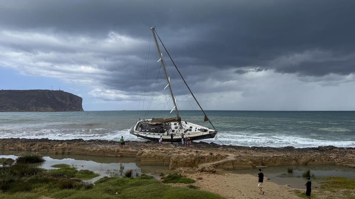 El velero 'Bau bau', encallado en el Primer Muntanyar de Xábia durante el temporal de julio de 2025.