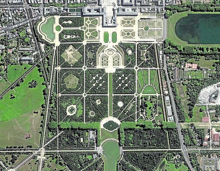 Panorama aéreo de la simetría de los jardines del Palacio de Versalles, Francia.