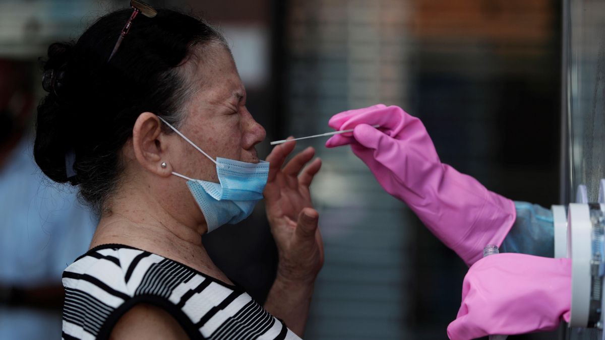 Una mujer se realiza una prueba de hisopado para detectar coronavirus en Ciudad de Panamá (Panamá). EFE/Bienvenido Velasco/Archivo