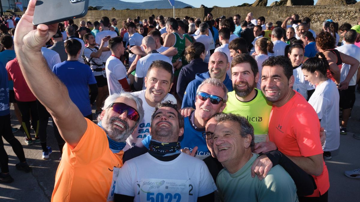 Alfonso Rueda (en el centro, con gafas) con el exconselleiro do mar, Alfonso Villares (a la izquierda, de blanco, en la segunda fila) durante la carrera Sin Son 10K.
