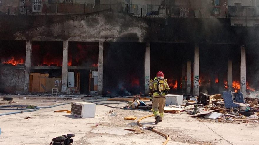 Un incendio en un bajo tras el desalojo de un asentamiento de ocupas en València obliga a evacuar a 80 vecinos de dos edificios