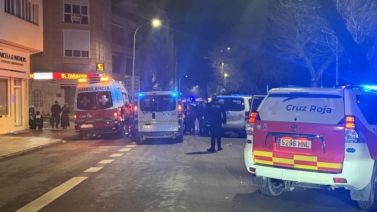Policía y sanitarios atendiendo incidente esta pasada noche en el carnaval pacense