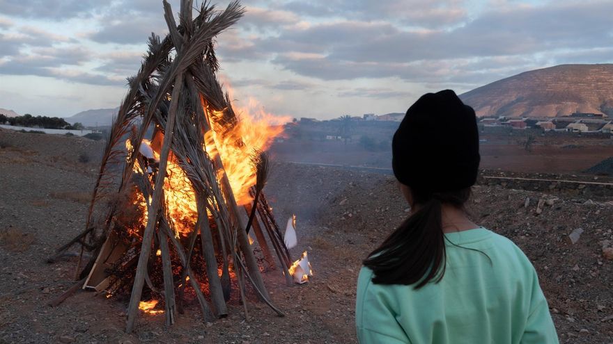 Una niña observa cómo arde una hoguera de San Juanen una gavia de Tuineje (Fuerteventura).
