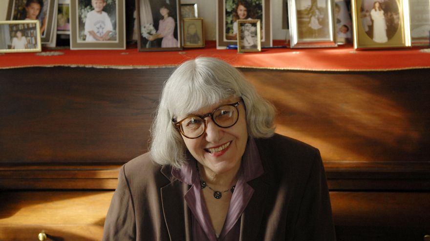 'Antigüedades', la novela que contrasta el mundo que dejamos atrás con el que están construyendo los jóvenes