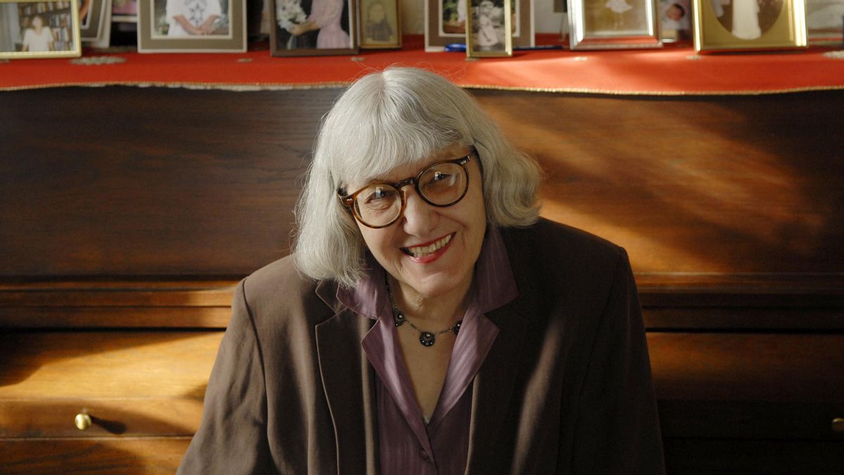 'Antigüedades', la novela que contrasta el mundo que dejamos atrás con el que están construyendo los jóvenes