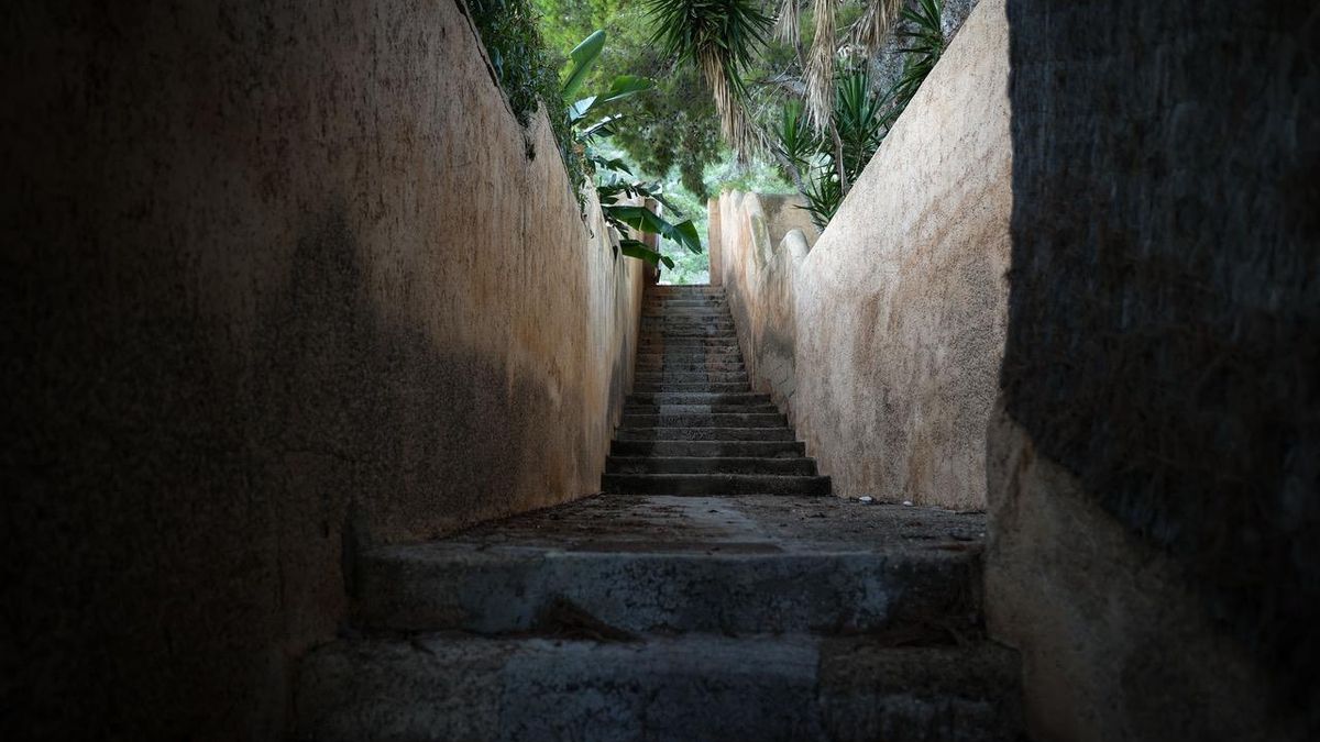Tramo inicial de las escaleras para las que se ha solicitado una amnistía urbanística.