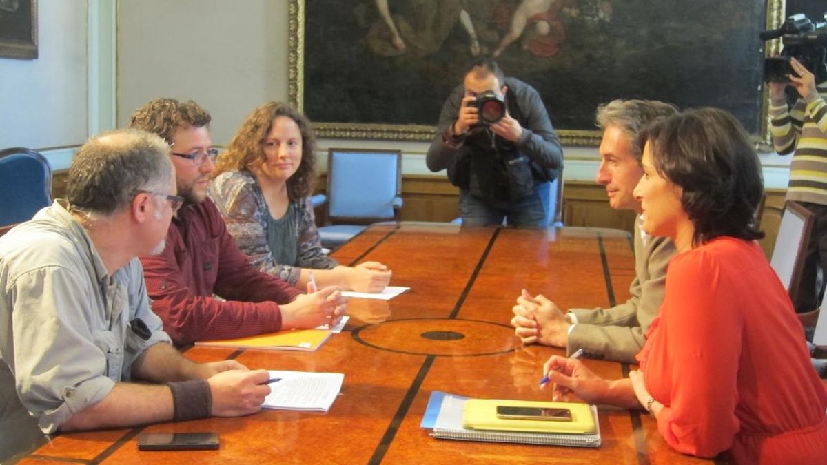 Los representantes del Partido Popular y de Ganemos Santander al inicio de su reunión.