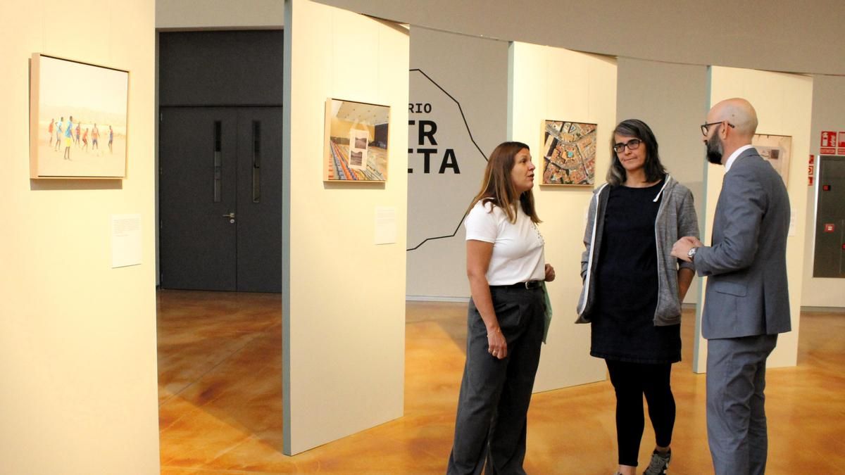De izquierda a derecha, Yasodhara López, Carmen Gustrán y Héctor Alaiz, visitando la exposición ‘Eroding Franco’ en La Térmica Cultural.