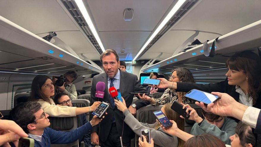 El ministro Óscar Puente atiende a los medios en un AVE en Galicia