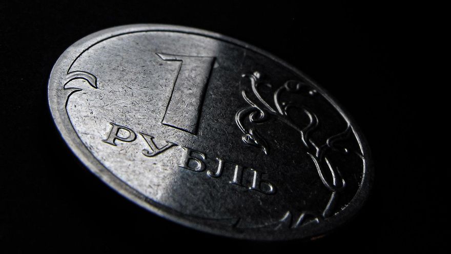 Un rublo en una imagen de archivo.