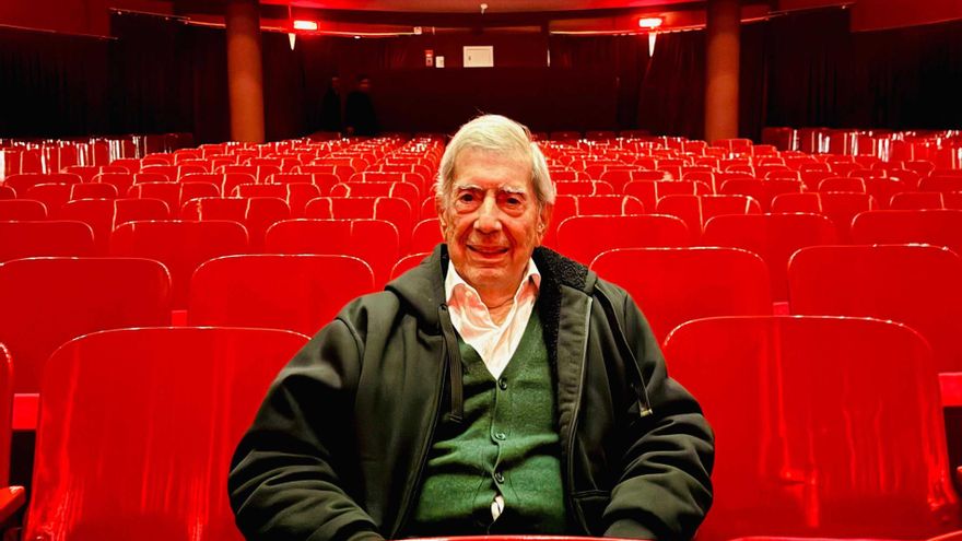 Icónico parque de Lima celebra a Vargas Llosa y proyecta imágenes de su vida sobre fuente