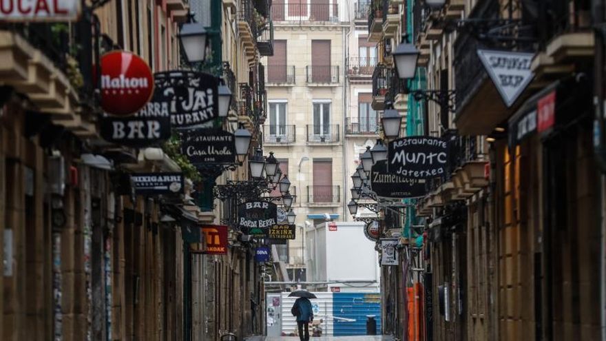 Vista de una calle de la Parte Vieja de San Sebastián donde abundan los bares y restaurantes, prácticamente desierta este lunes, en la decimosexta jornada de alerta sanitaria por el coronavirus COVID-19.