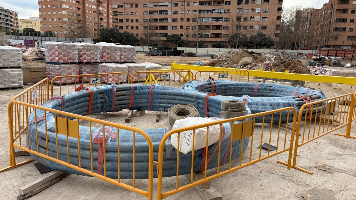 Los cables que sujetarán la cubierta en la parcela del nuevo estadio.