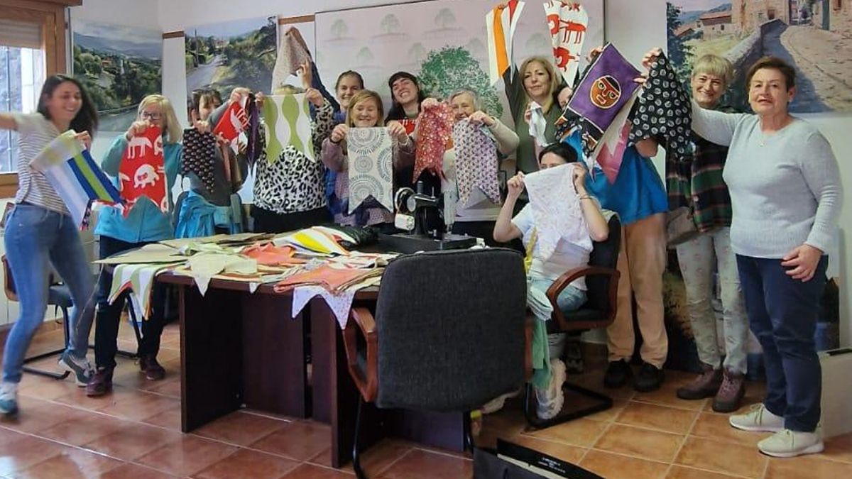 Taller de banderines con ropa reciclada en El Rasillo