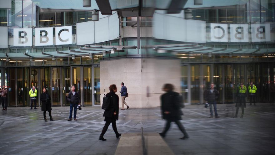 Presidente da BBC pede desculpas pelo programa de Trump, mas defende a rede contra acusações de parcialidade