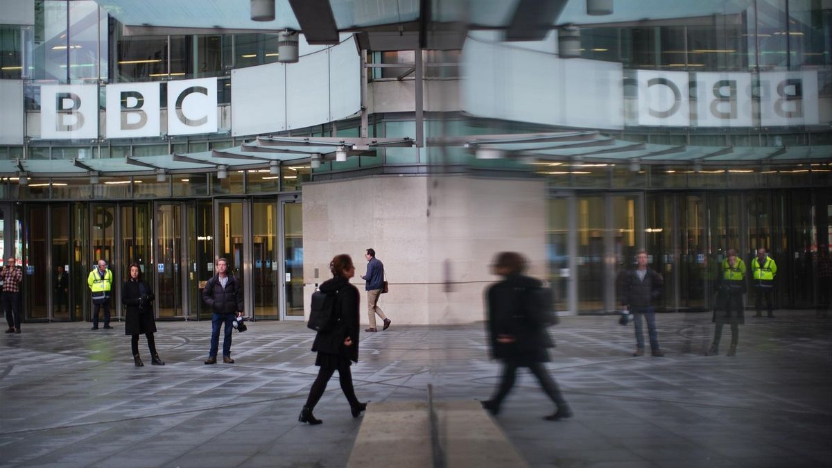 El presidente de la BBC pide perdón por un programa sobre Trump pero defiende a la cadena de las acusaciones de parcialidad