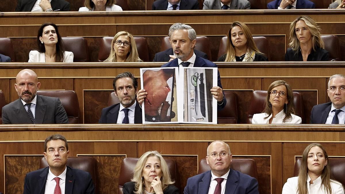 Juan Bravo intenta criminalizar a los inmigrantes de Ceuta con imágenes de machetes usados por cinco detenidos en un robo de los que cuatro eran ceutíes.