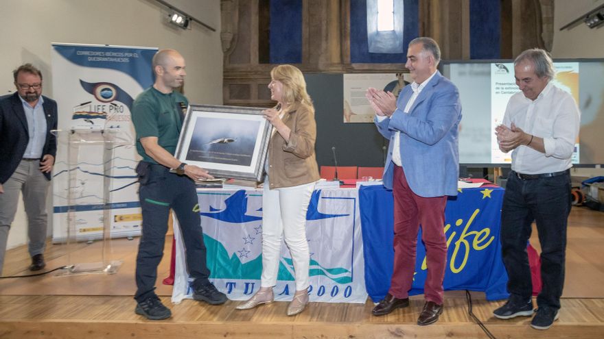 Los consejeros de Medio Ambiente, Roberto Media, y de Desarrollo Rural, María Jesús Susinos, junto a la Fundación Quebrantahuesos