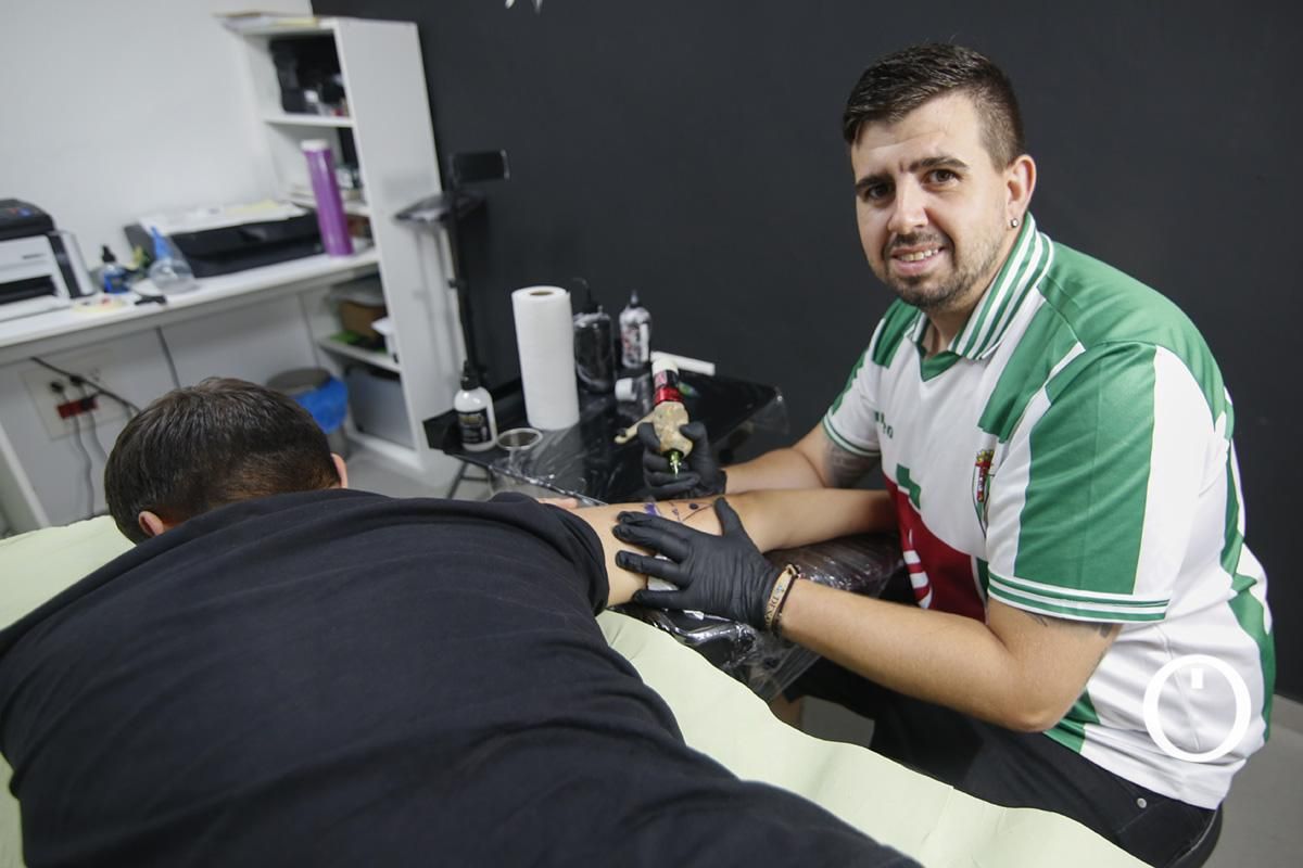 Iniciativa benéfica de un cordobesista que tatúa el escudo del Córdoba CF