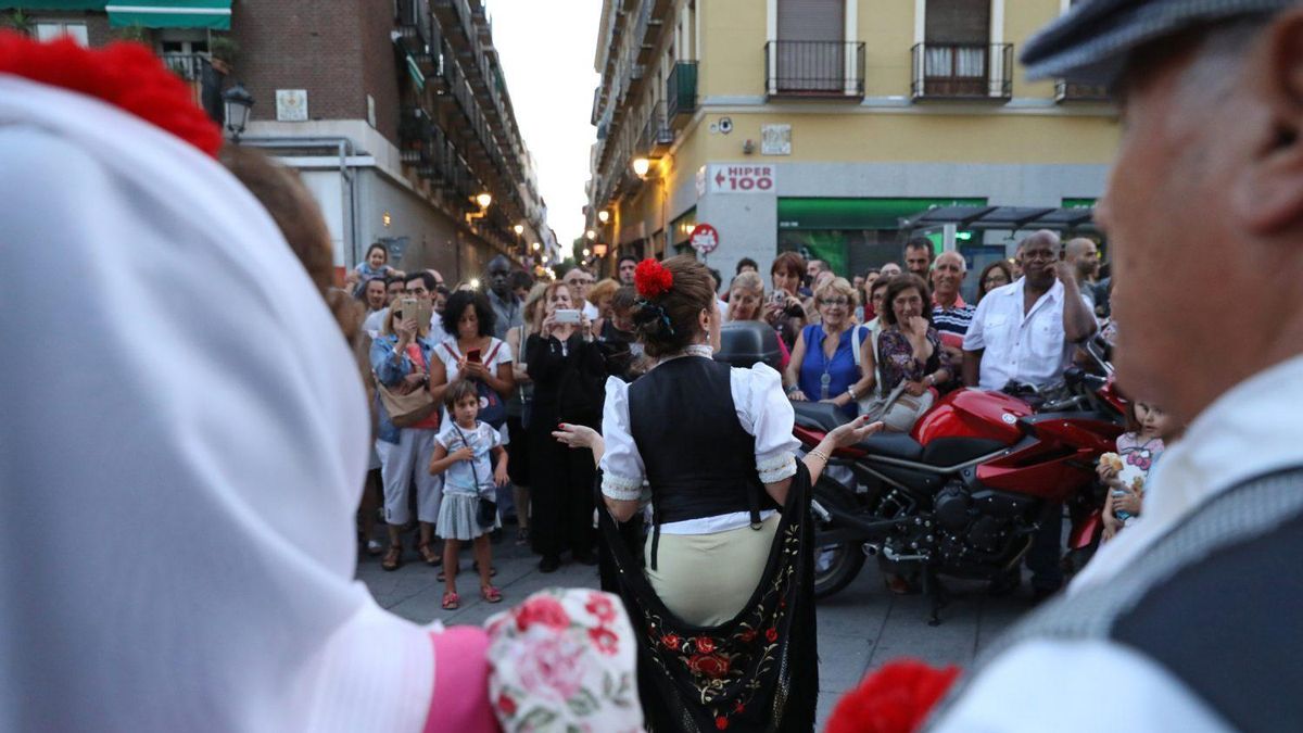 Imagen de archivo de una actuación castiza durante la fiestas de agosto de Madrid