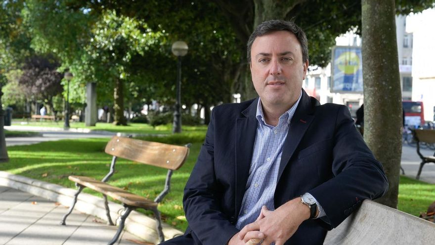 El presidente de la Diputación de A Coruña, Valentín González Formoso, posa a la cámara tras una entrevista con Europa Press, a 21 de octubre de 2021, en A Coruña, Galicia, (España). González es además candidato a las primarias del PSdeG que se celebrarán