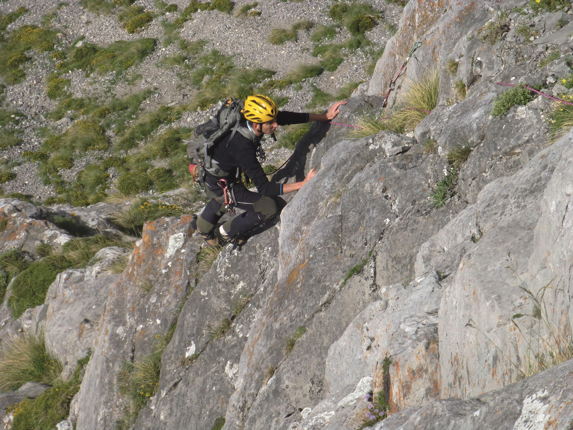 Fernando Yarto recuperando el segundo largo de la ‘Sur’ del Valdecoro.