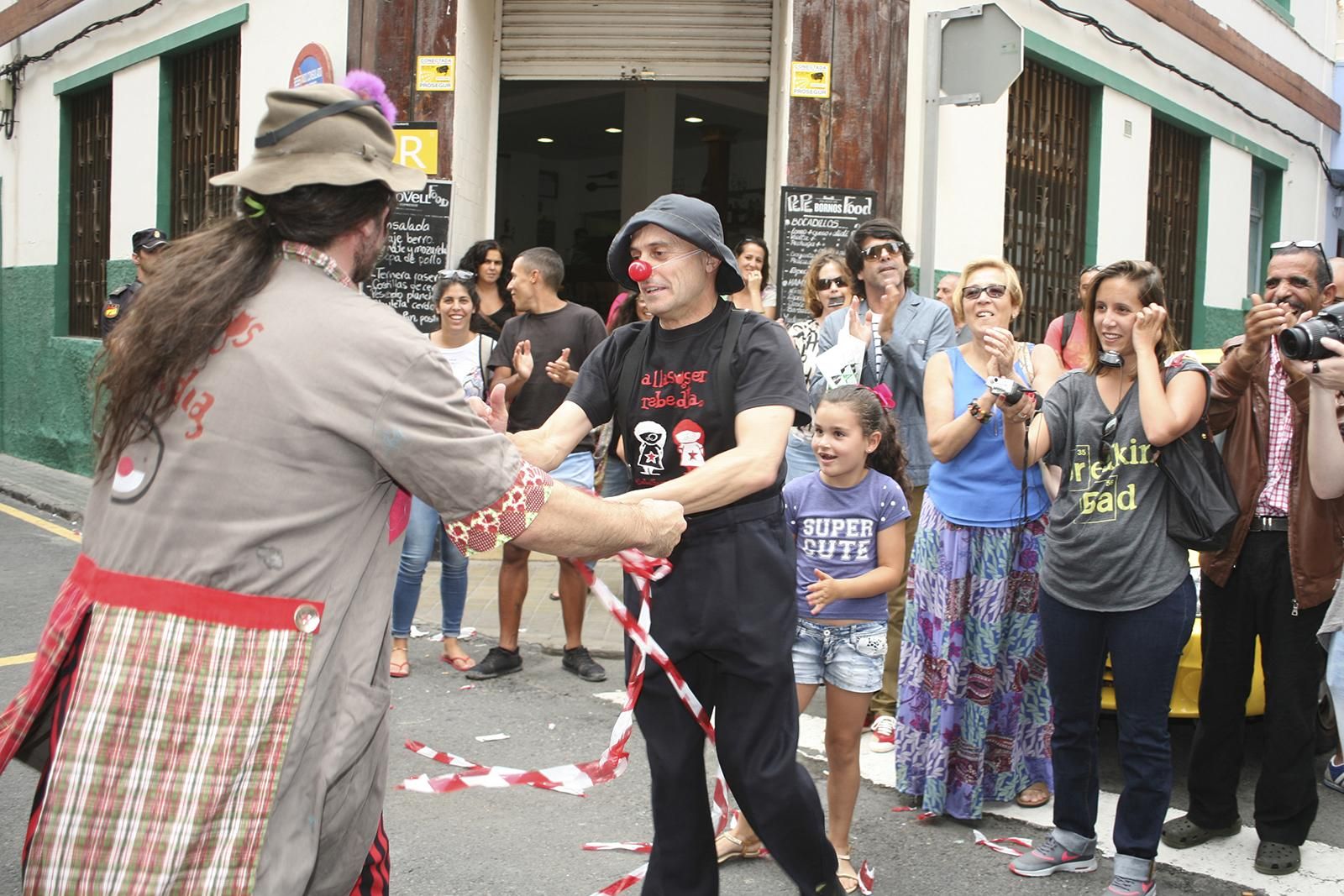Performance frente al Consulado de Marruecos de Pallasos en Rebeldía (ALEJANDRO RAMOS)