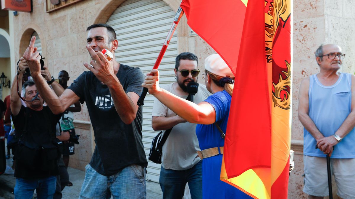 Varias personas durante una manifestación promovida por grupos de ultraderecha en redes sociales, a 15 de julio de 2025, en Torre Pacheco.