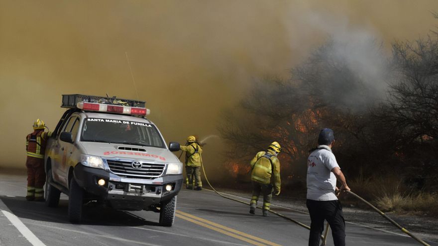 Incendios en Córdoba: siguen activos los focos y evacúan pobladores en Capilla del Monte
