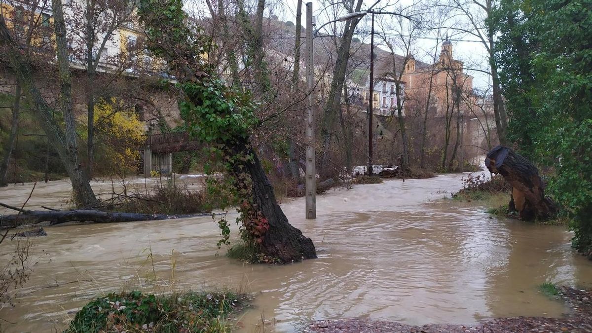 El río Júcar se desborda en varios puntos de Cuenca al crecer su caudal un 477 por ciento en ocho horas