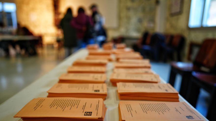 Papeletas en un colegio electoral en Valladolid.