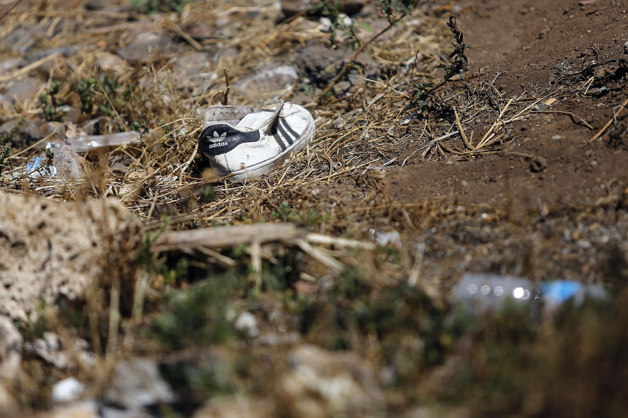 Abandono de desechos en un solar del barrio
