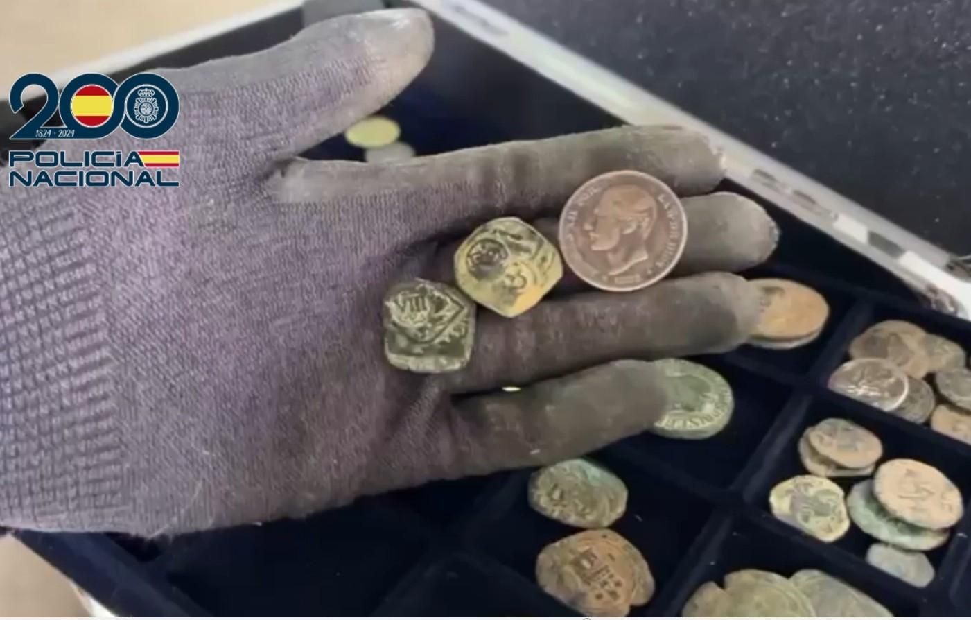 Diferentes monedas antiguas valiosas de las miles incautadas por la Policía Nacional en León.